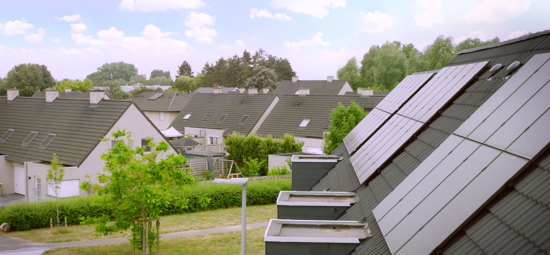 Woonwijk met zonnepanelen 